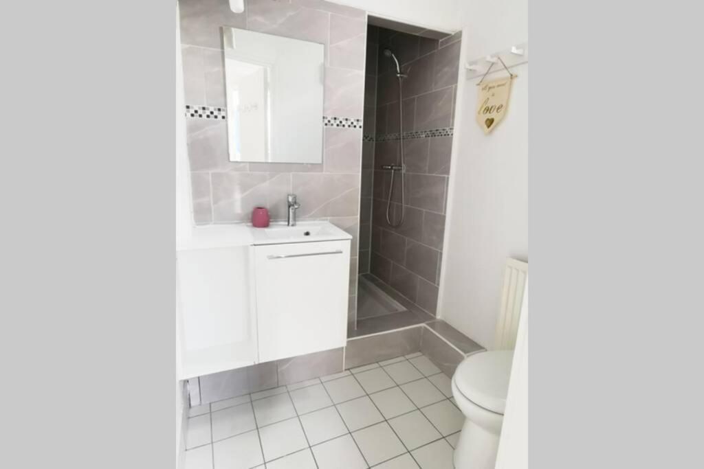 #4 Joli Appartement A 2 Pas Du Metro Et Paris 20 Баньоле Экстерьер фото